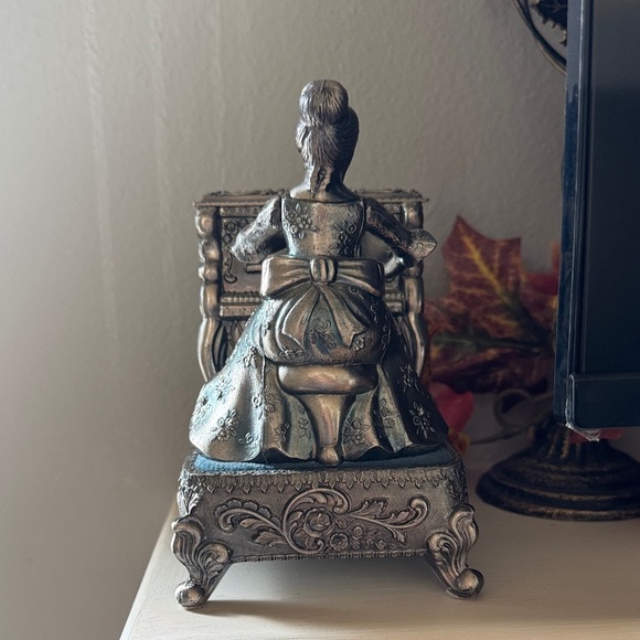 Vintage Taj Imports Japan Victorian Lady Piano Player Animated Music Jewelry Box - Picture 3 of 9